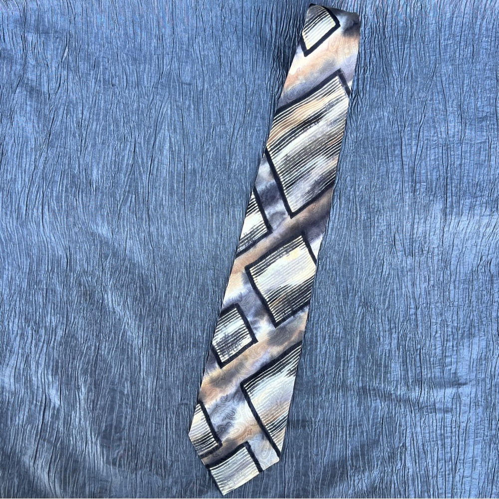 Stylish Rivellino Ltd men's hand painted designer neck tie Artist Signed USA